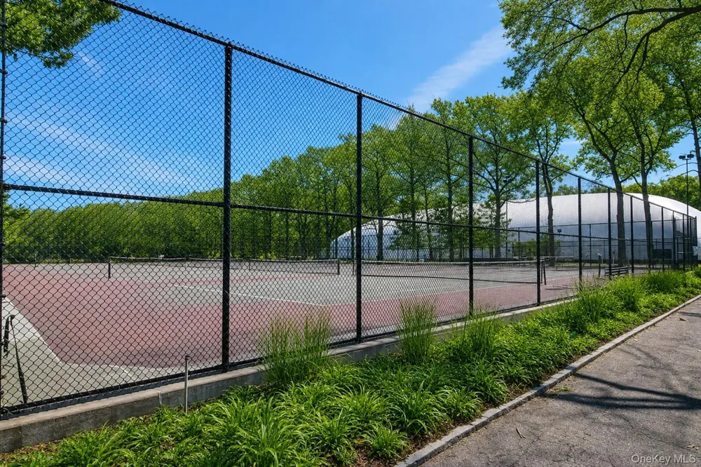 196-29 69th Ave ##1st Fl Fresh Meadows, NY 11365