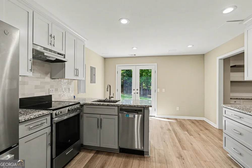 5702 Fallsbrook LN NW Acworth, GA 30101