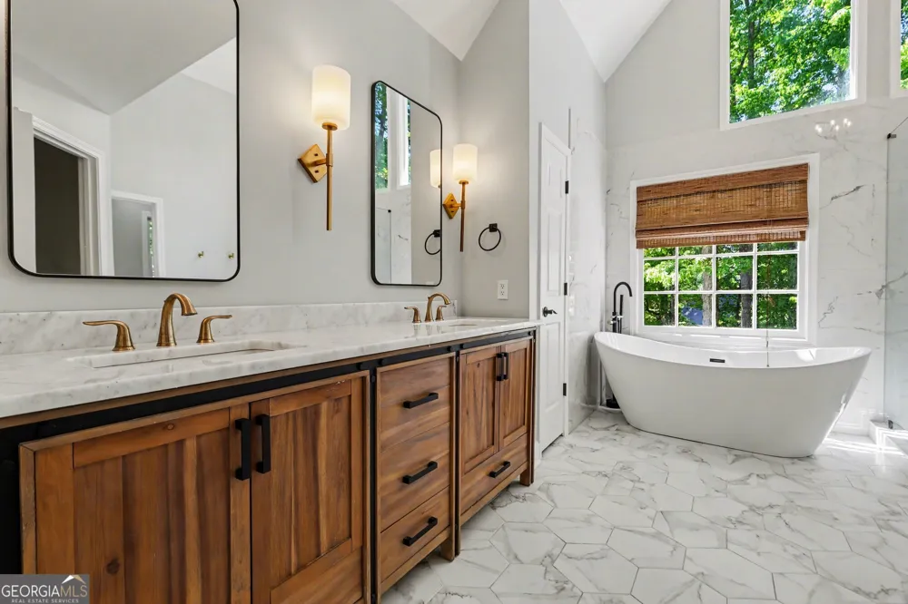 5702 Fallsbrook LN NW Acworth, GA 30101