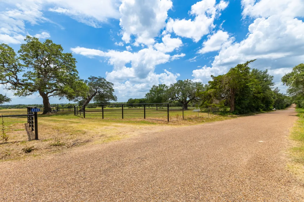 2160 Baca Loop Flatonia, TX 78941