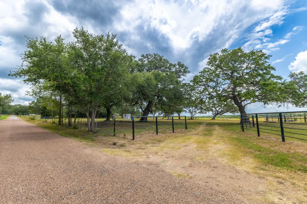 2160 Baca Loop Flatonia, TX 78941