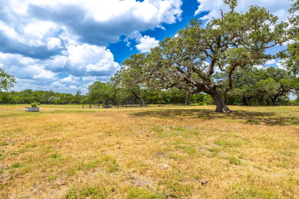 2160 Baca Loop Flatonia, TX 78941