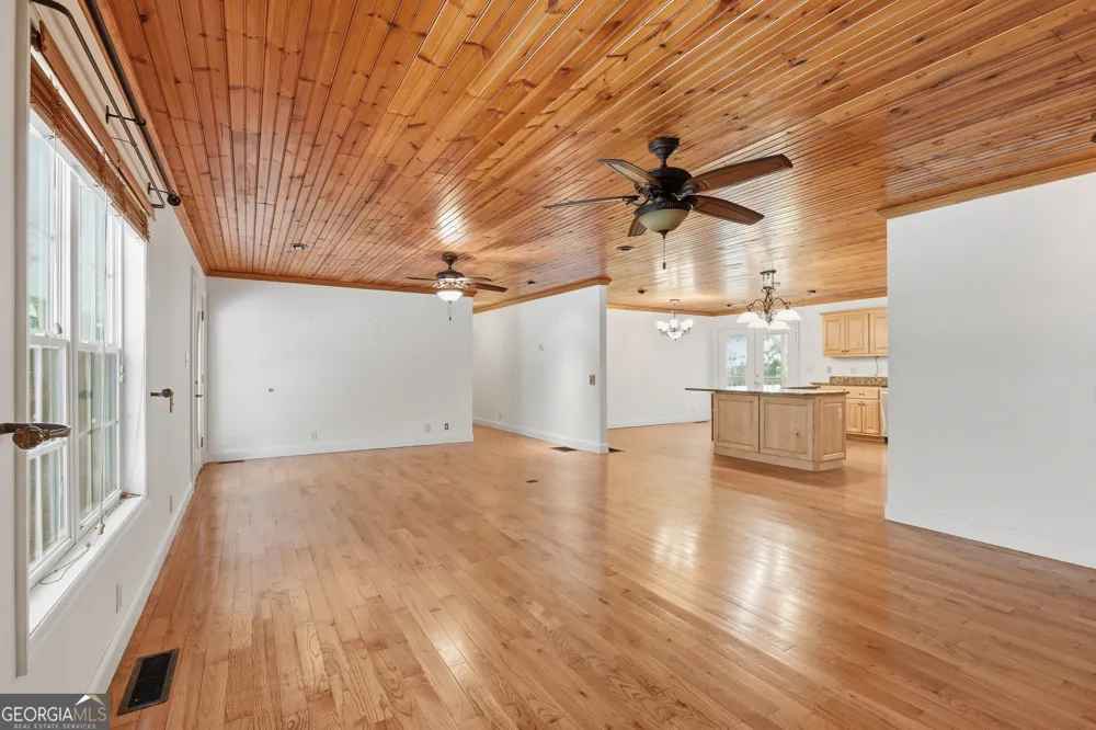 118 Brenda LN Clayton, GA 30525