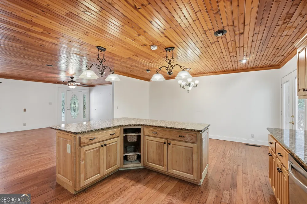 118 Brenda LN Clayton, GA 30525