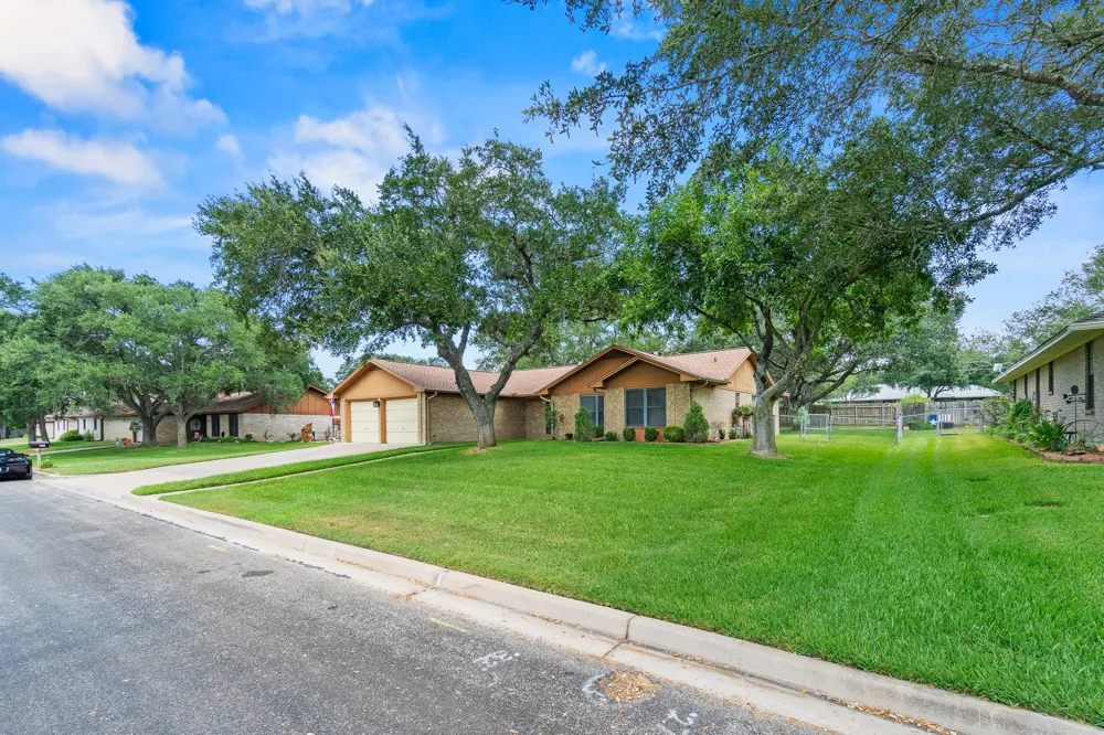 108 Meadow Creek Drive Schulenburg, TX 78956