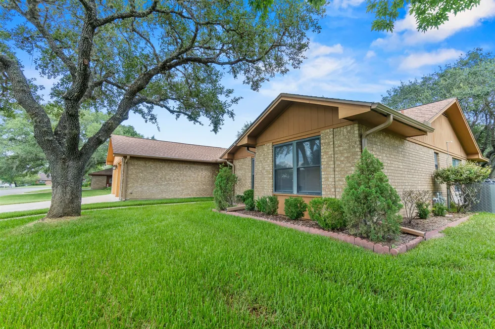 108 Meadow Creek Drive Schulenburg, TX 78956
