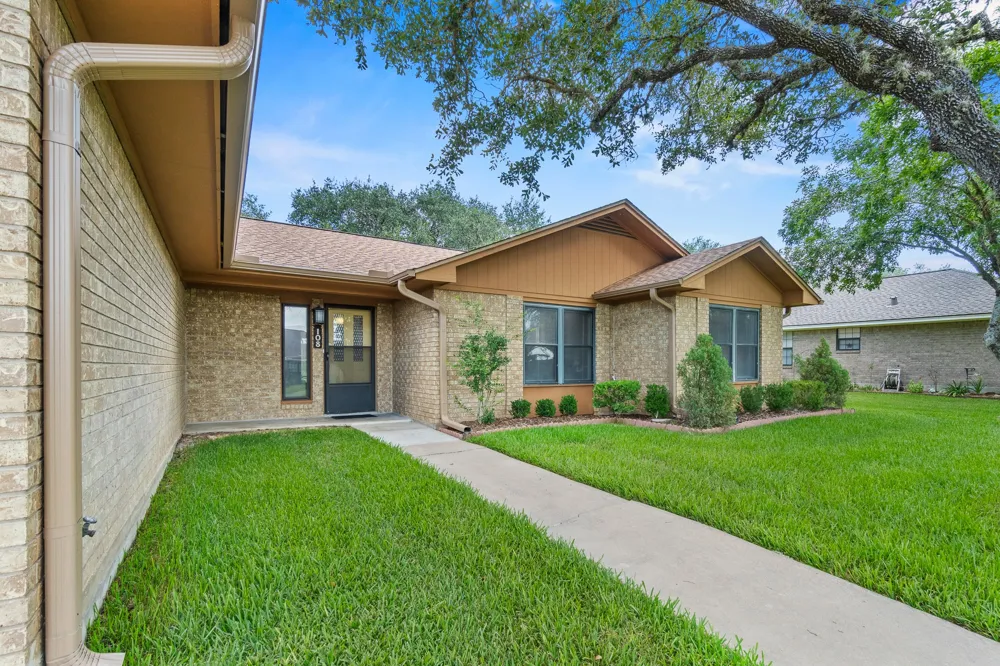 108 Meadow Creek Drive Schulenburg, TX 78956