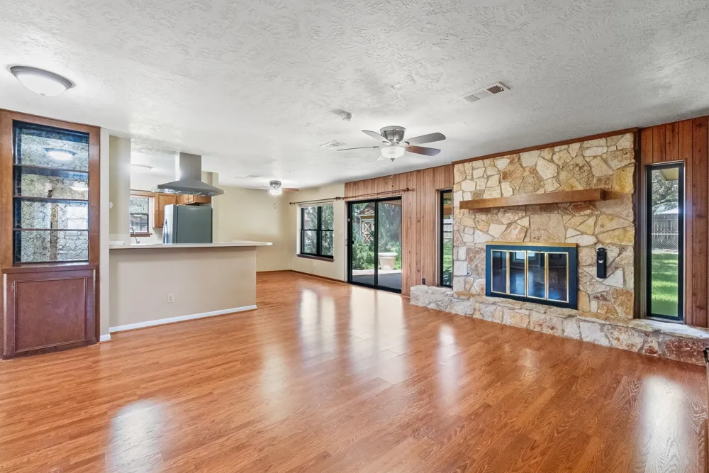 108 Meadow Creek Drive Schulenburg, TX 78956