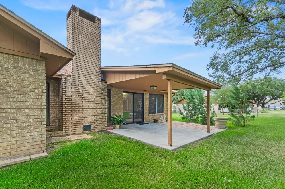108 Meadow Creek Drive Schulenburg, TX 78956