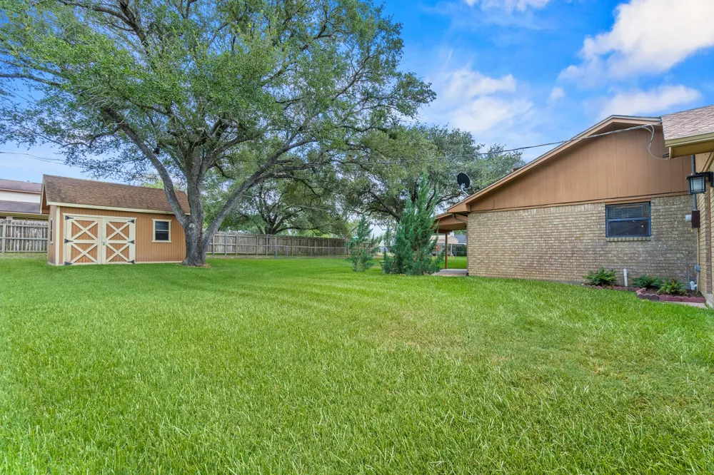 108 Meadow Creek Drive Schulenburg, TX 78956