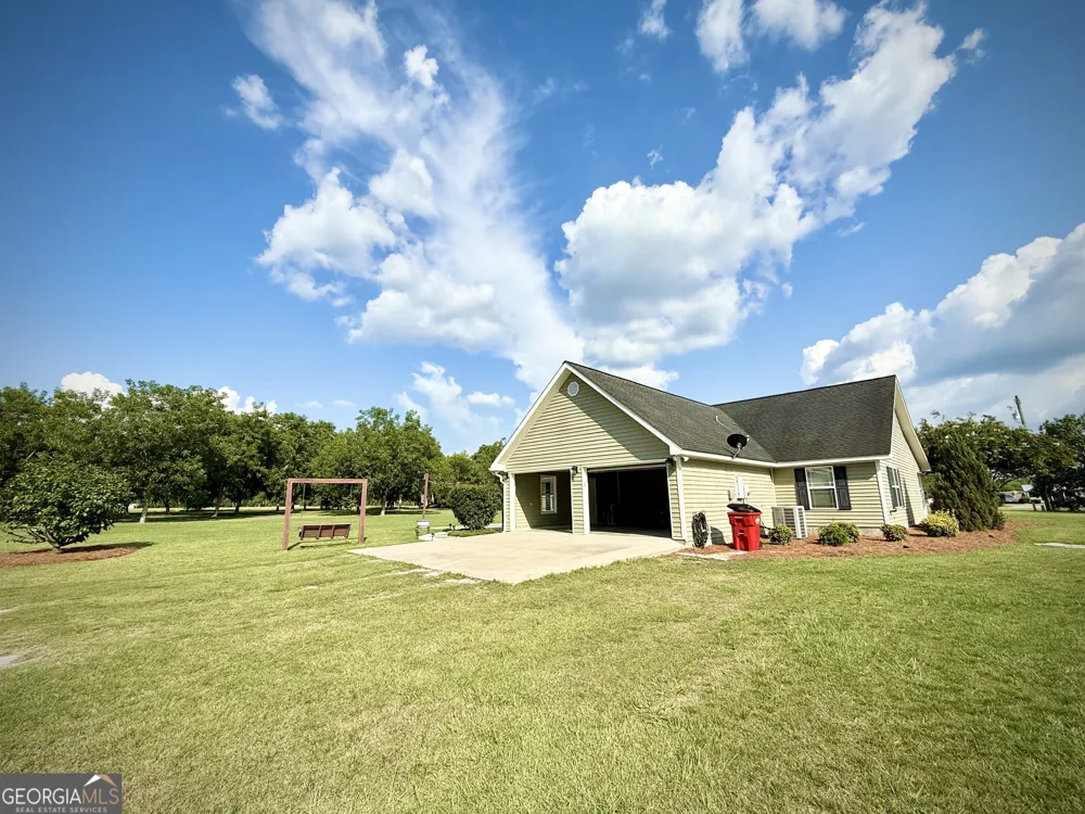 2402 Zoar RD Baxley, GA 31513