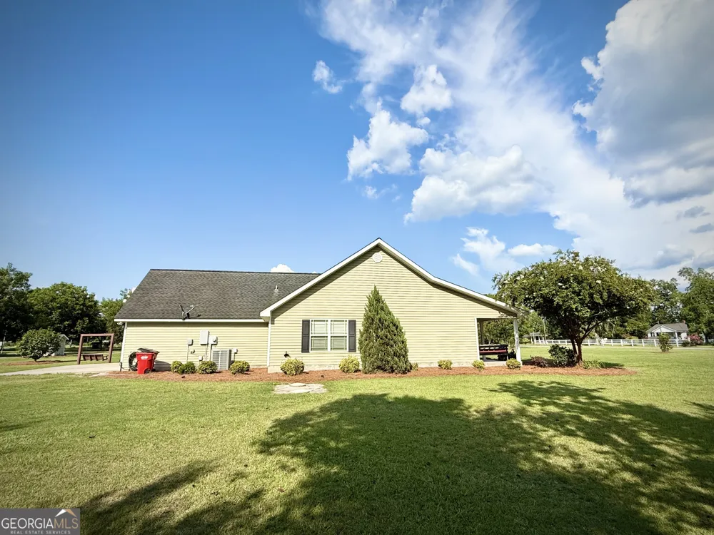 2402 Zoar RD Baxley, GA 31513
