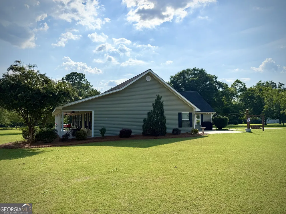 2402 Zoar RD Baxley, GA 31513