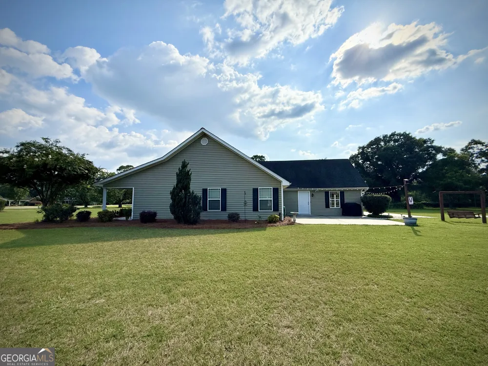 2402 Zoar RD Baxley, GA 31513