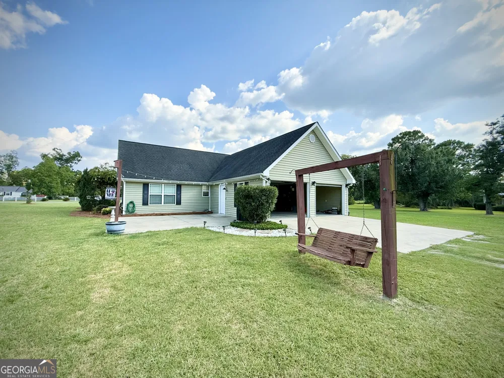 2402 Zoar RD Baxley, GA 31513