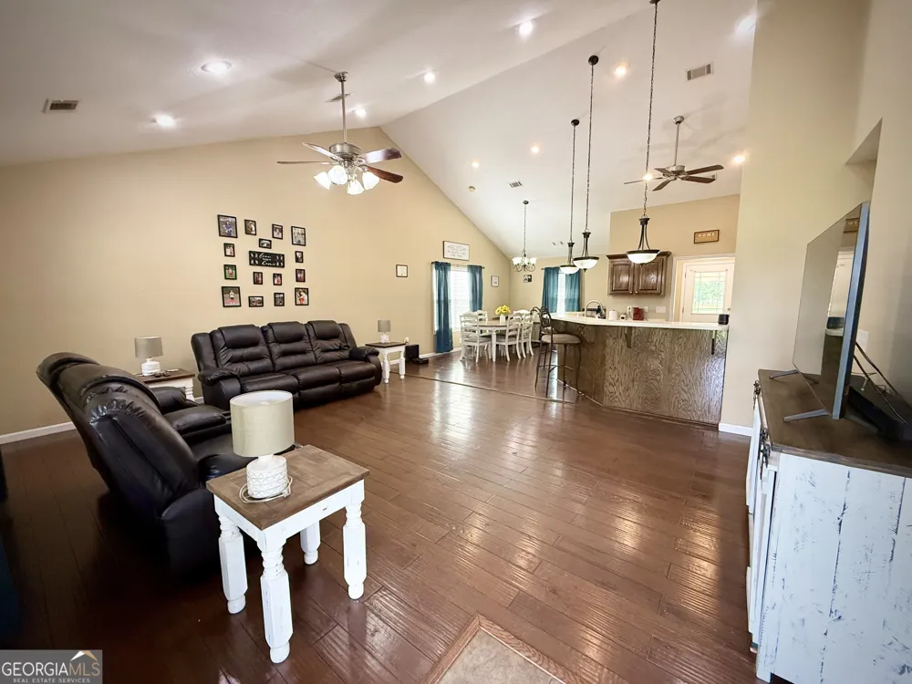 2402 Zoar RD Baxley, GA 31513