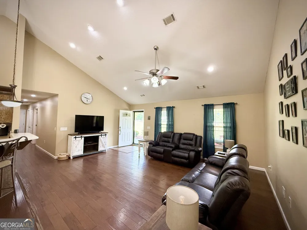 2402 Zoar RD Baxley, GA 31513