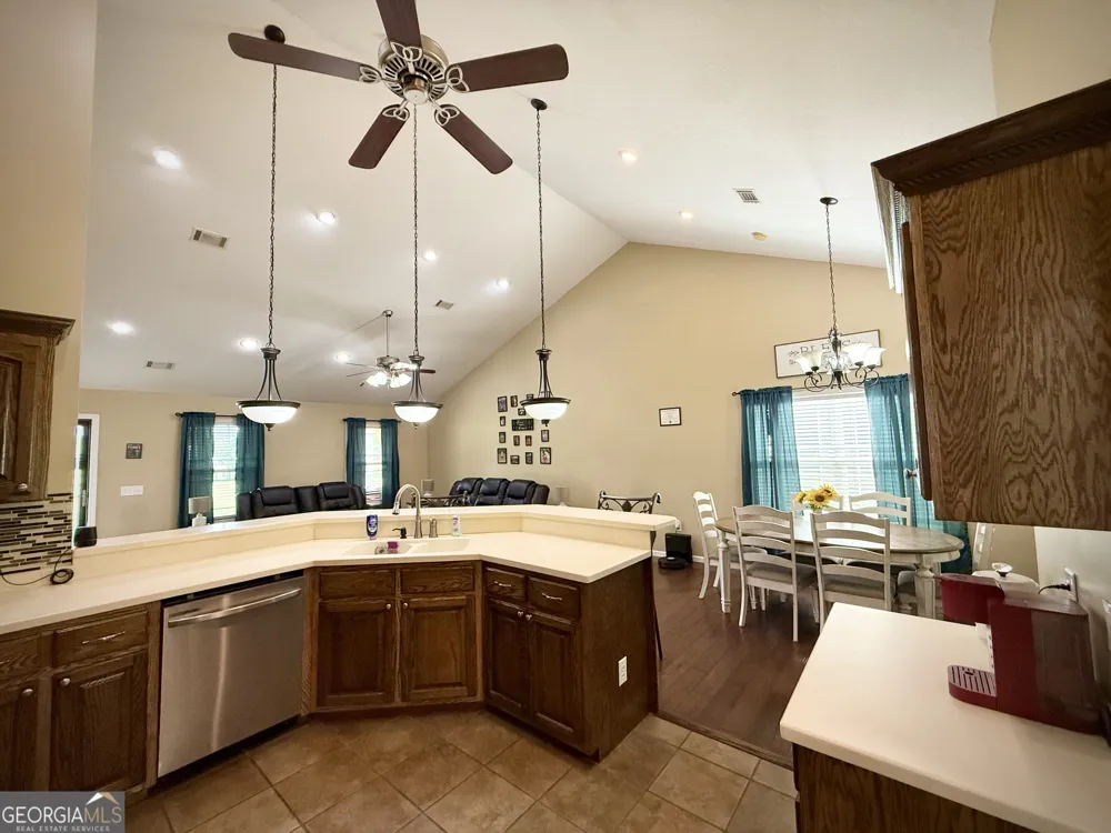 2402 Zoar RD Baxley, GA 31513