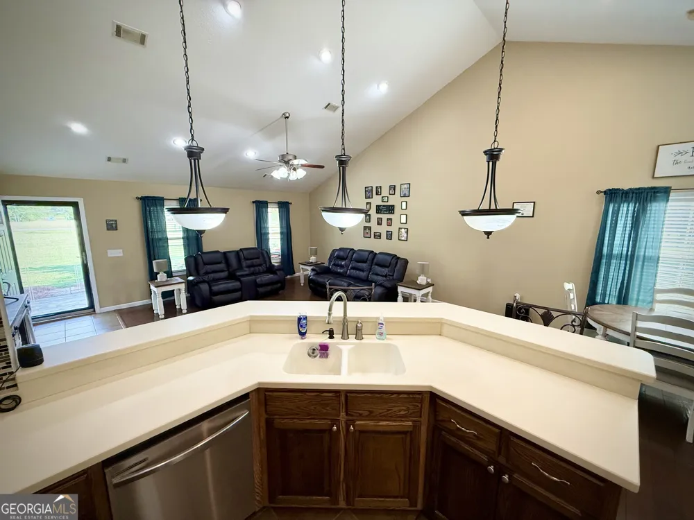 2402 Zoar RD Baxley, GA 31513