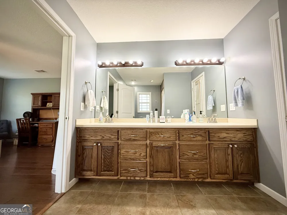 2402 Zoar RD Baxley, GA 31513