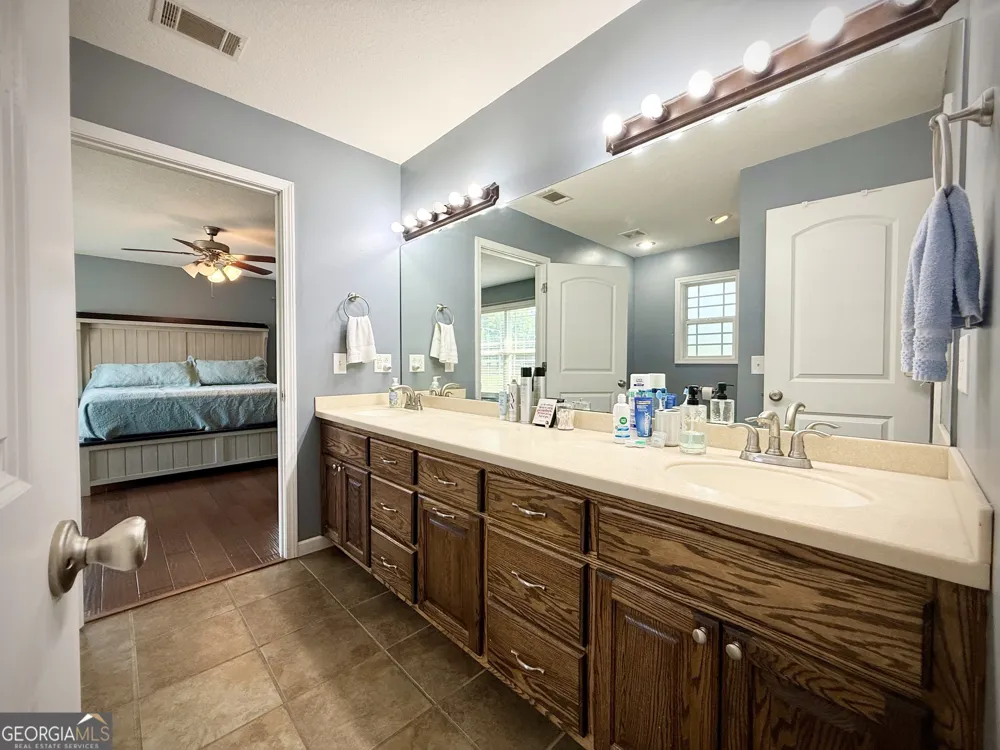 2402 Zoar RD Baxley, GA 31513