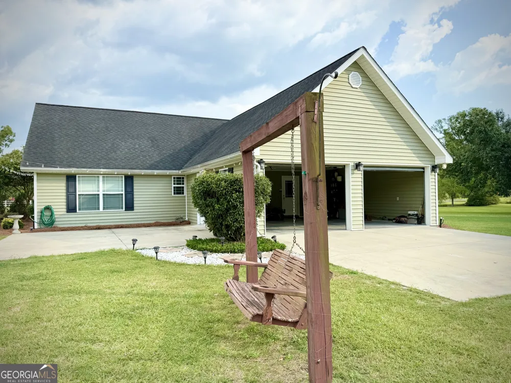 2402 Zoar RD Baxley, GA 31513
