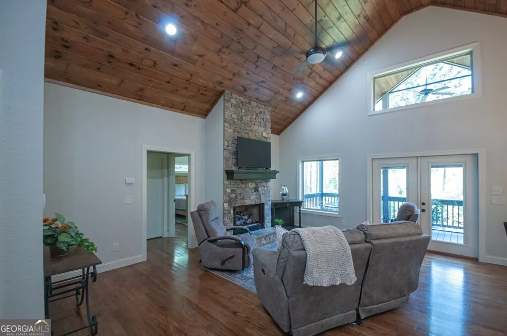 2068 Gallatin RD Young Harris, GA 30582