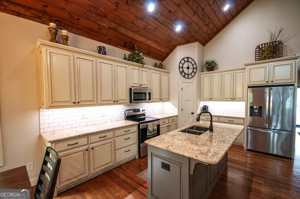 2068 Gallatin RD Young Harris, GA 30582