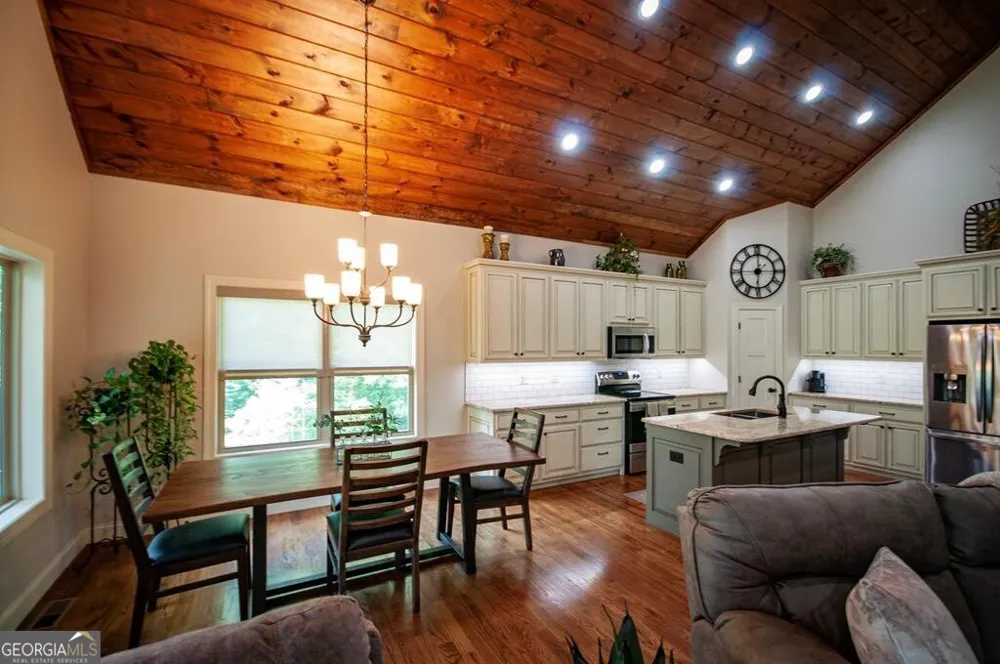 2068 Gallatin RD Young Harris, GA 30582