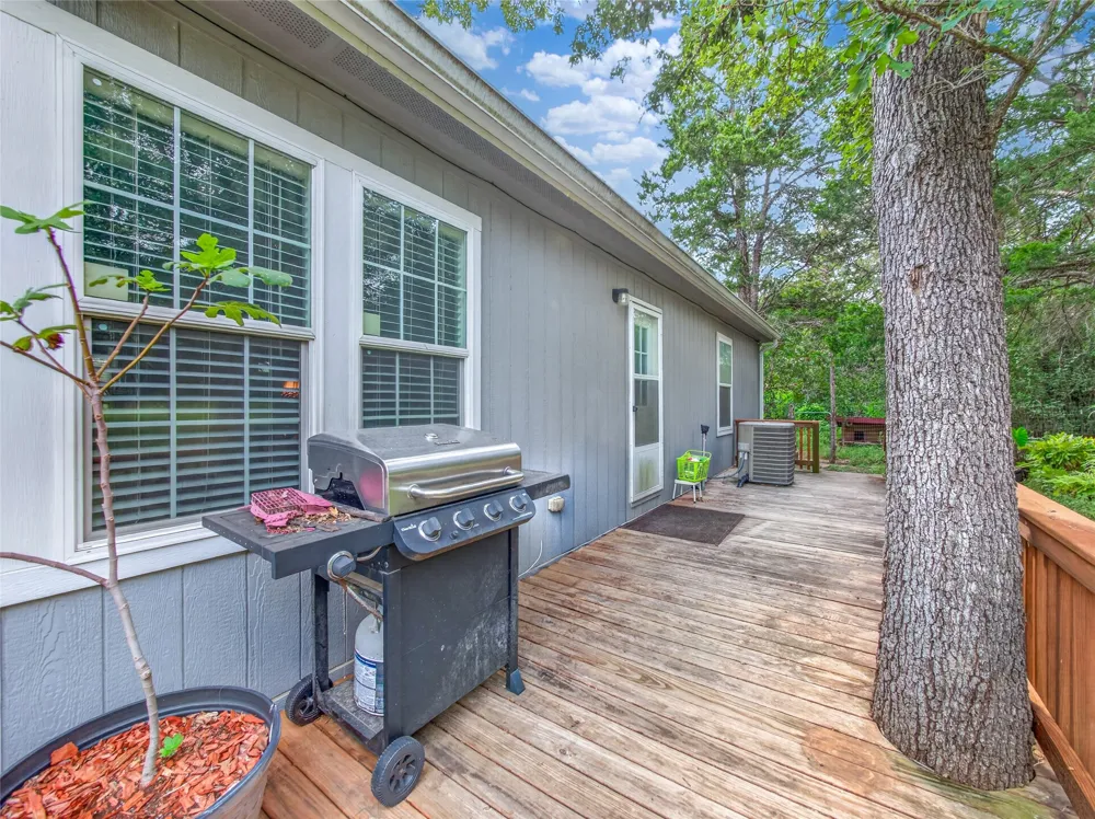 155 Hidden Oaks Loop Elgin, TX 78621