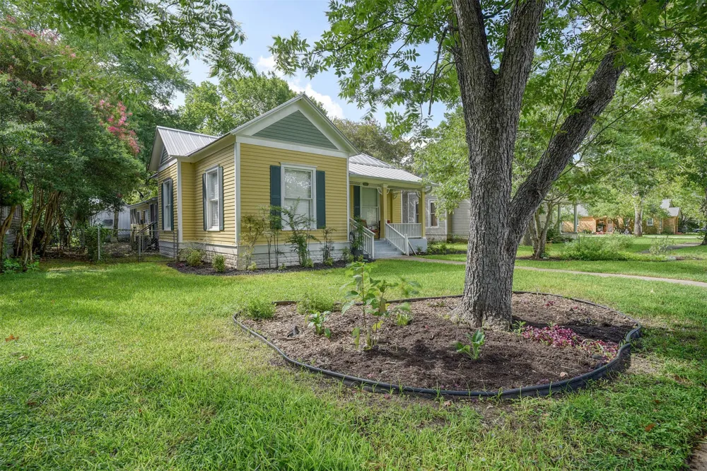 602 Mills Street Smithville, TX 78957