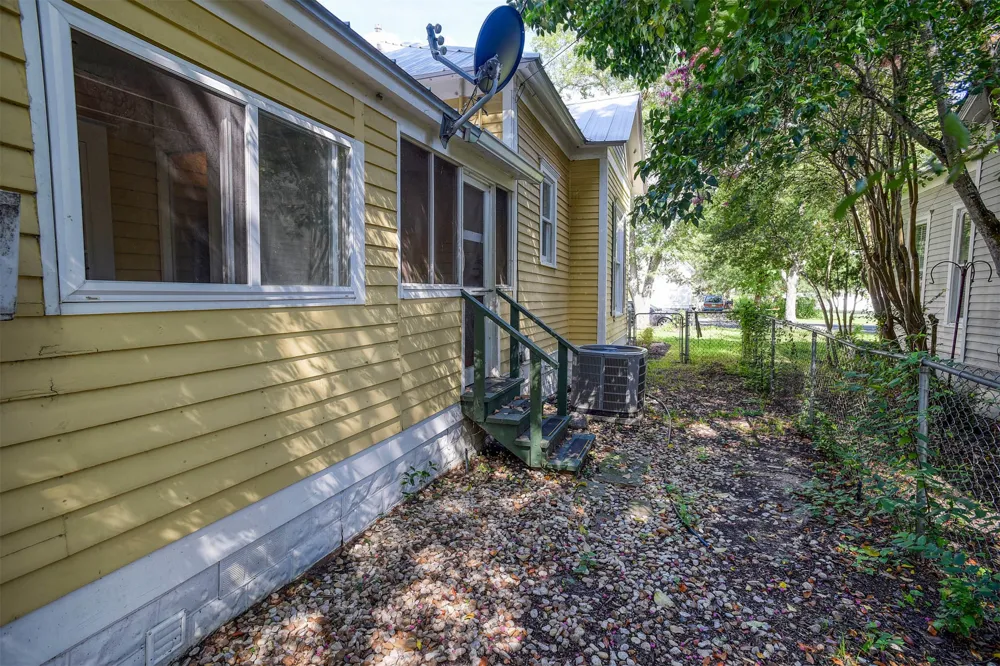 602 Mills Street Smithville, TX 78957