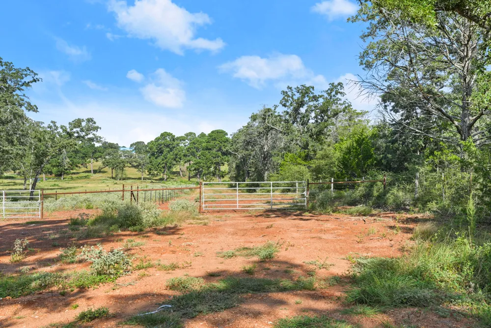 170 Split Oak Road Smithville, TX 78957