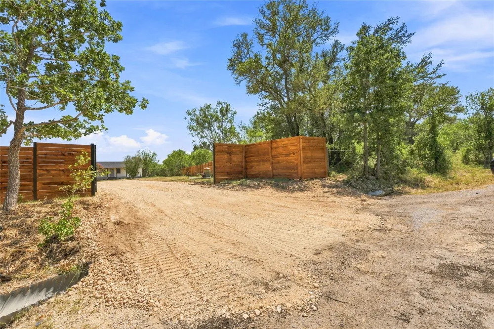 747 Chamberlin Road Dale, TX 78616