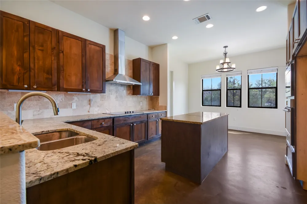 18400 Lakepoint Cove Lago Vista, TX 78645