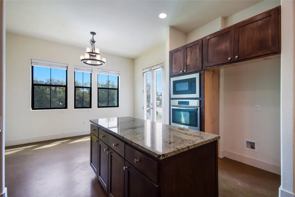 18400 Lakepoint Cove Lago Vista, TX 78645