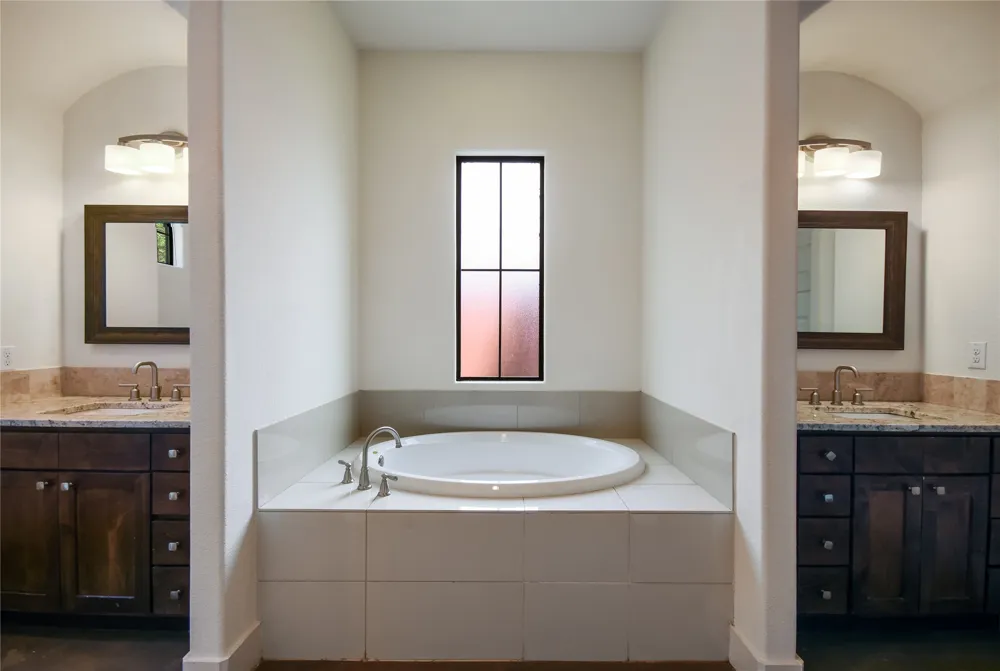 18400 Lakepoint Cove Lago Vista, TX 78645