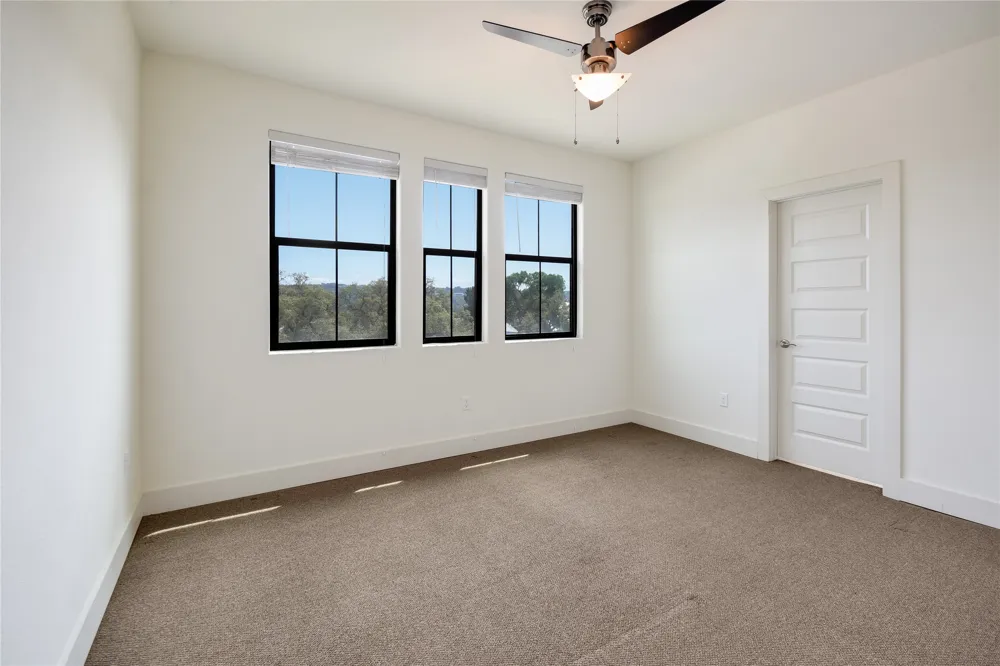18400 Lakepoint Cove Lago Vista, TX 78645