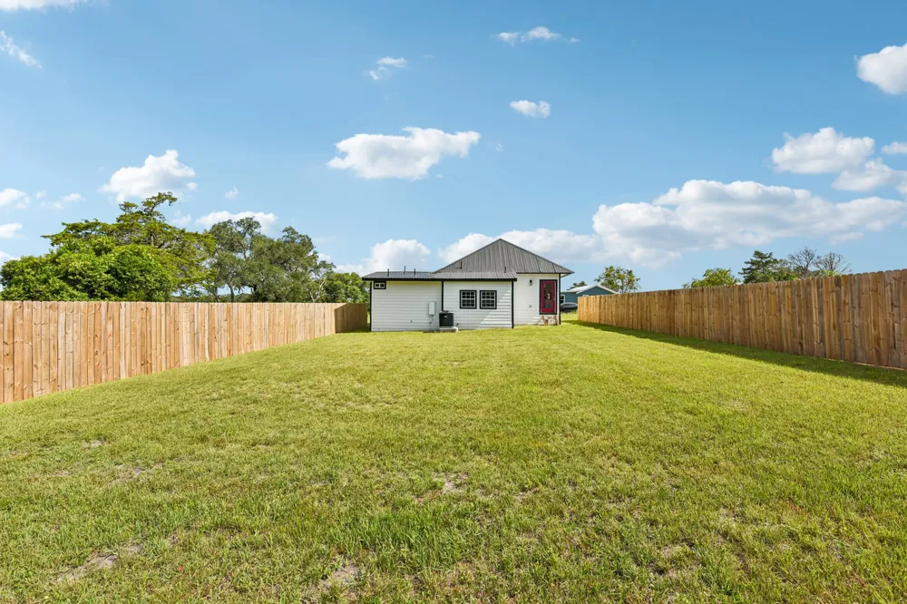 507 W 1st Street Flatonia, TX 78941