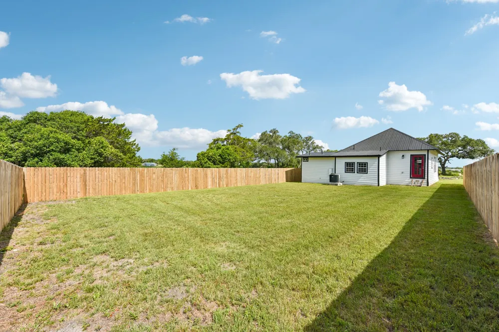 507 W 1st Street Flatonia, TX 78941