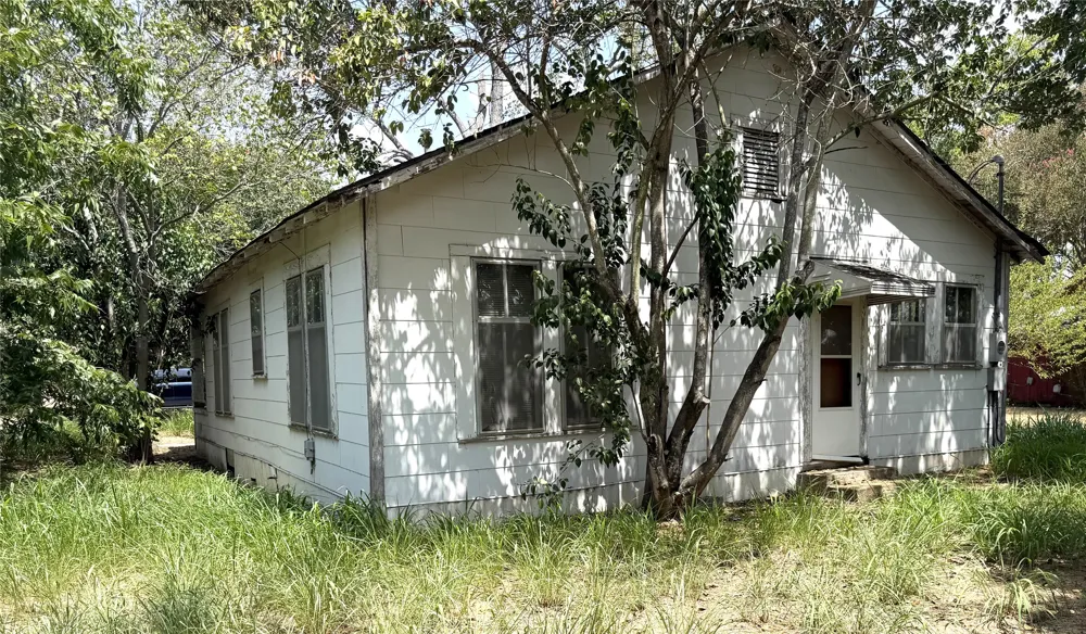 119 Pine Street Luling, TX 78648