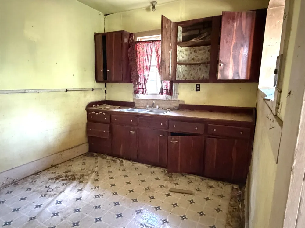 119 Pine Street Luling, TX 78648