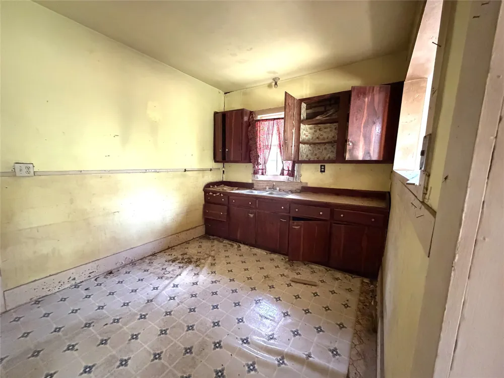 119 Pine Street Luling, TX 78648