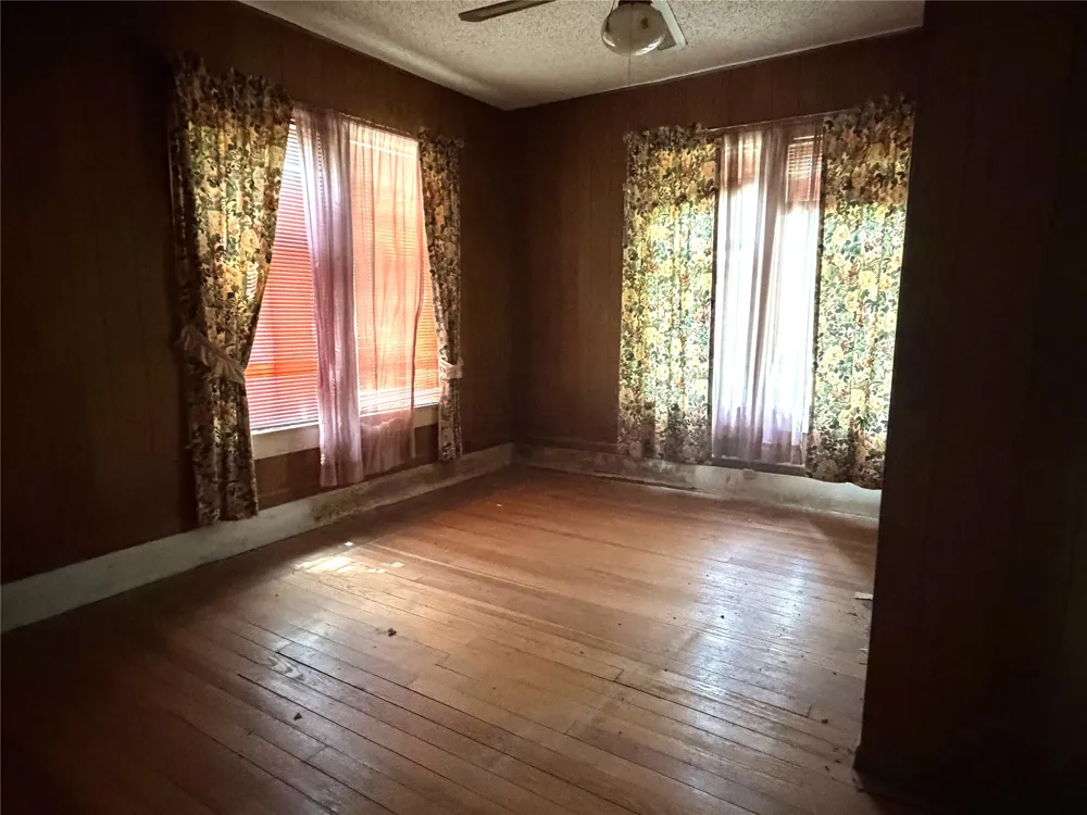 119 Pine Street Luling, TX 78648