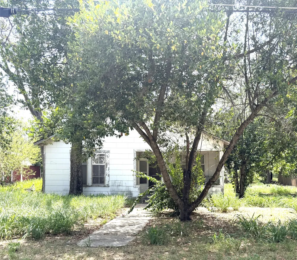 119 Pine Street Luling, TX 78648