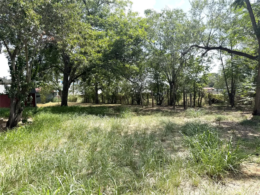 119 Pine Street Luling, TX 78648