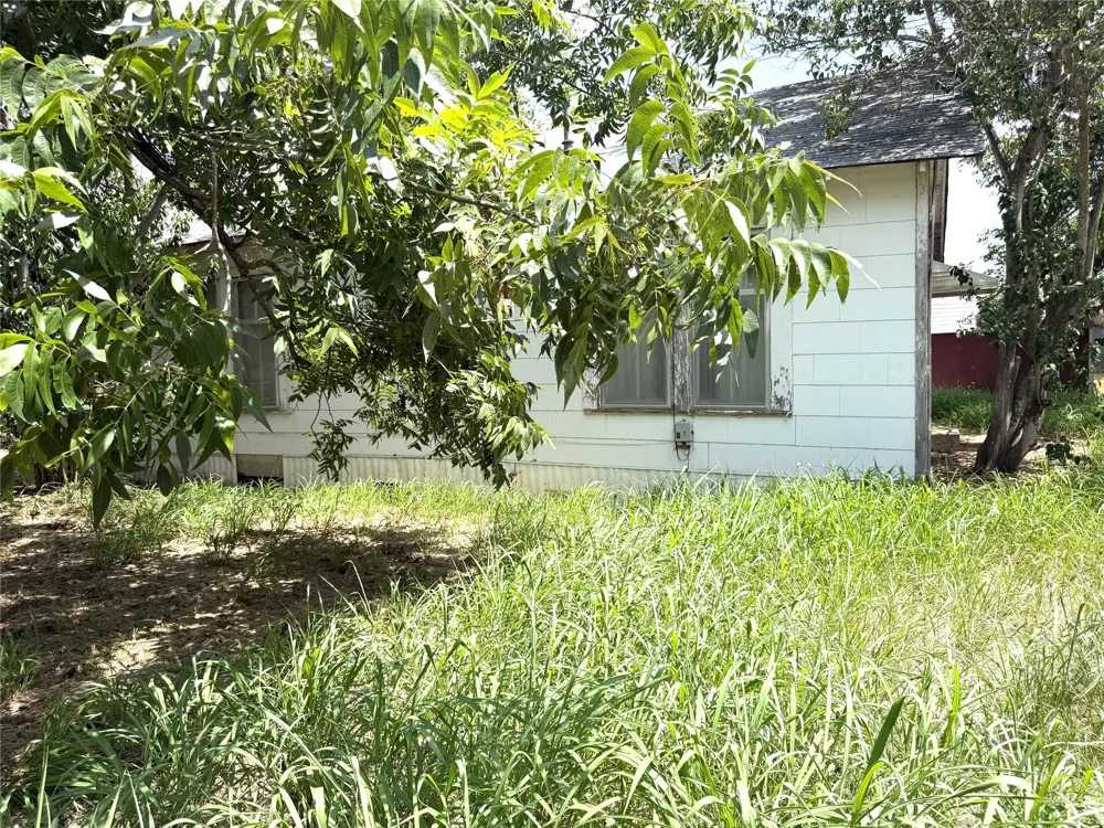 119 Pine Street Luling, TX 78648