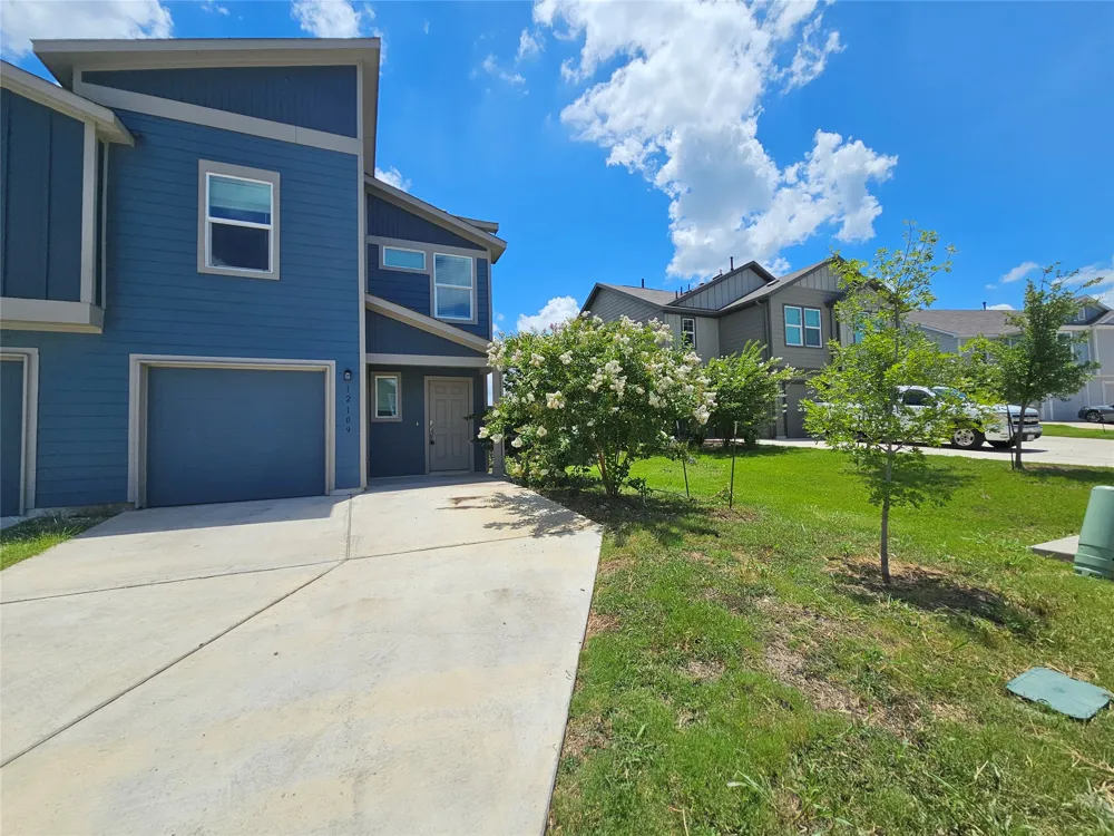 12109 Short Leaf Path Del Valle, TX 78617
