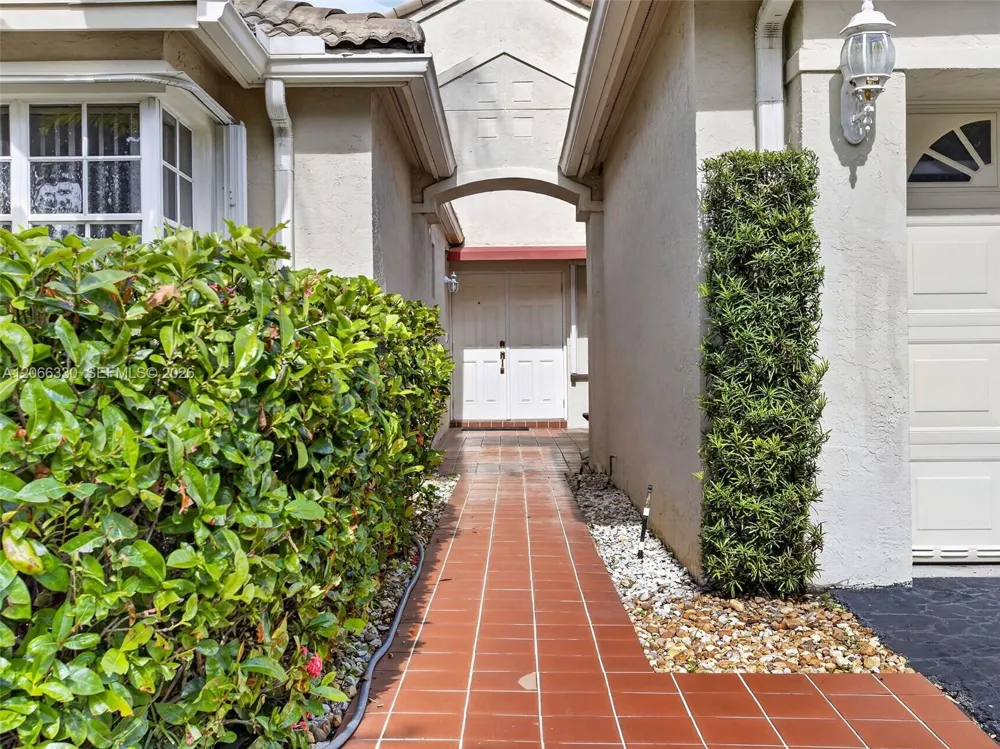1520 Seabay Rd Weston, FL 33326