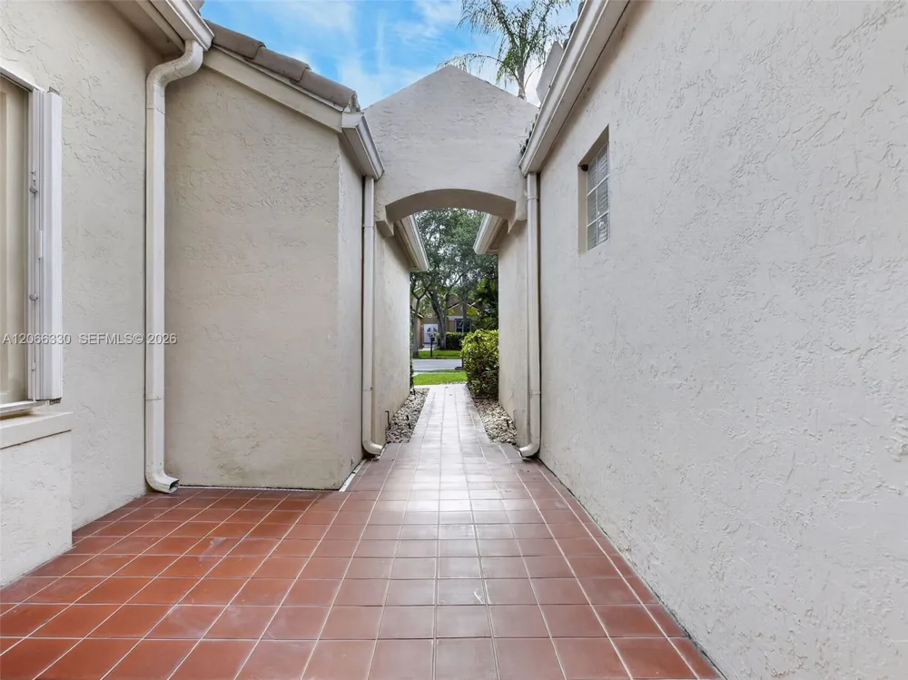 1520 Seabay Rd Weston, FL 33326
